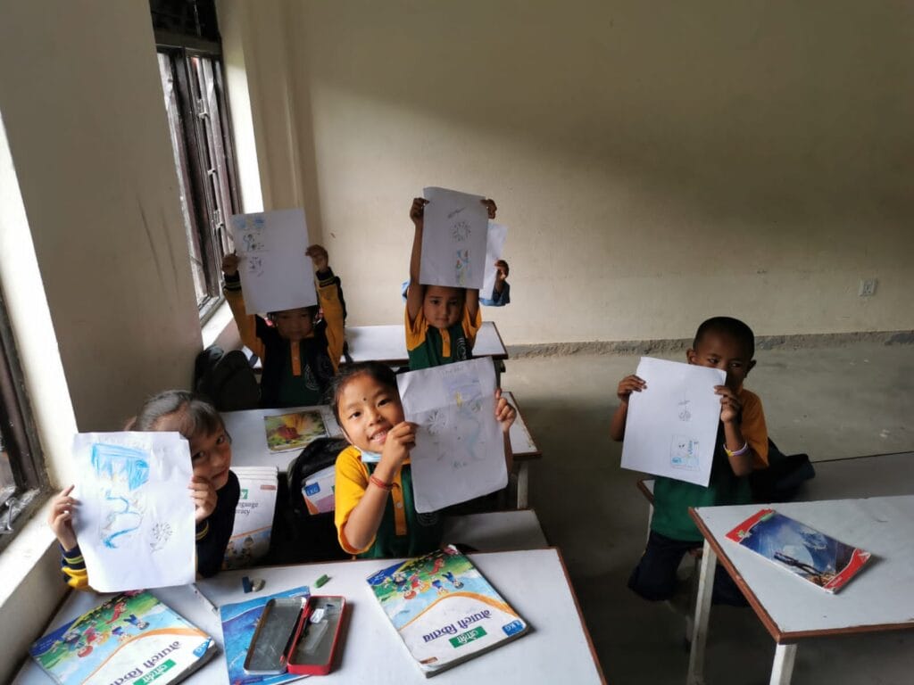 Volunteer Teaching Arts And Crafts
