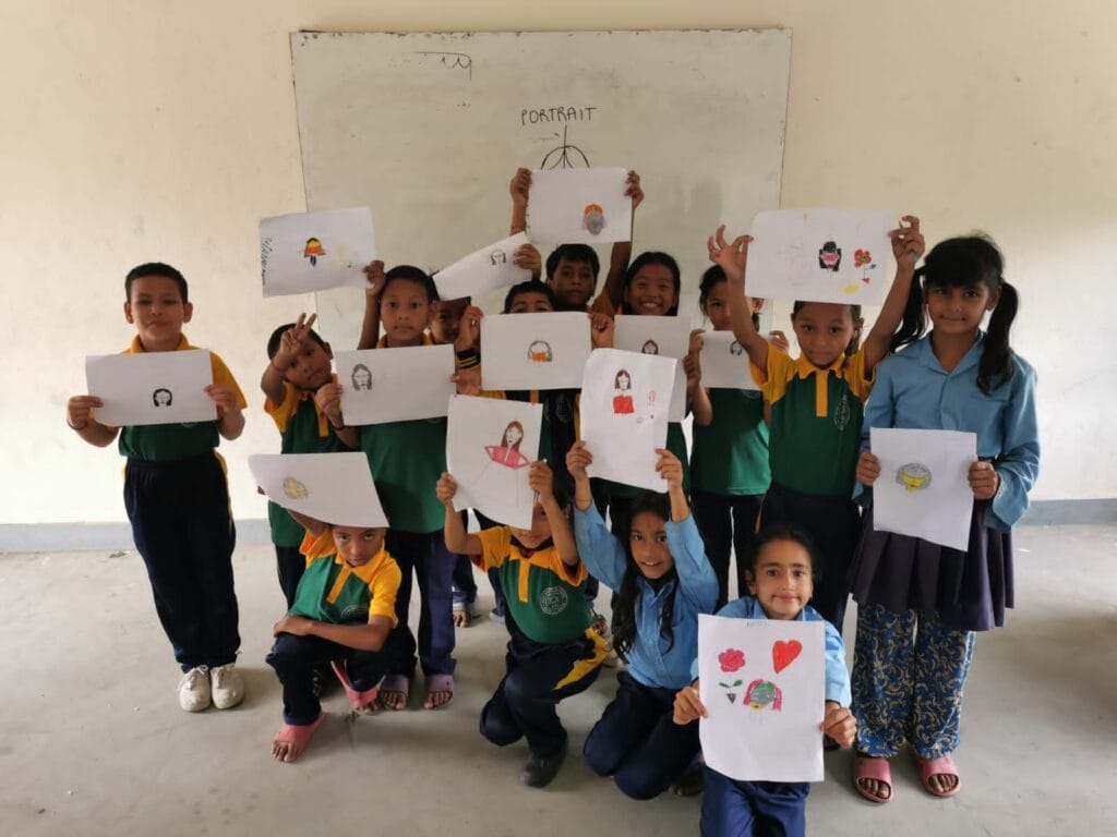 Volunteer Teaching Arts And Crafts